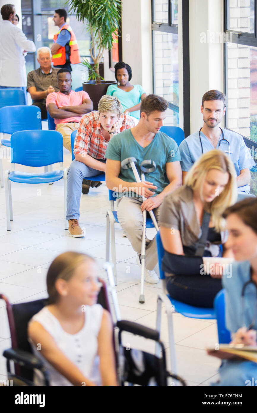 Pazienti in ospedale in sala d'attesa Foto Stock