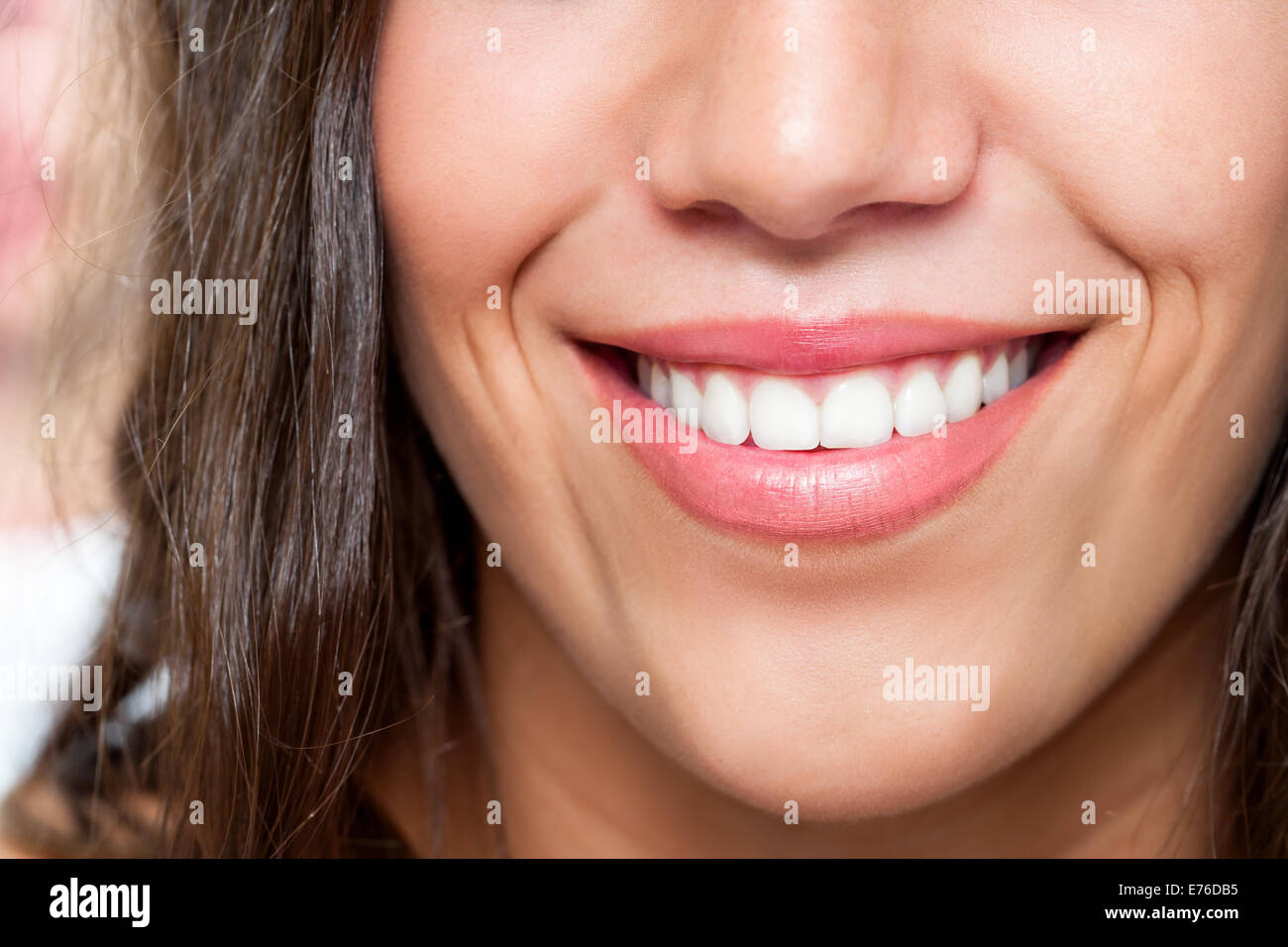 Macro close up della giovane donna sorridente. Foto Stock
