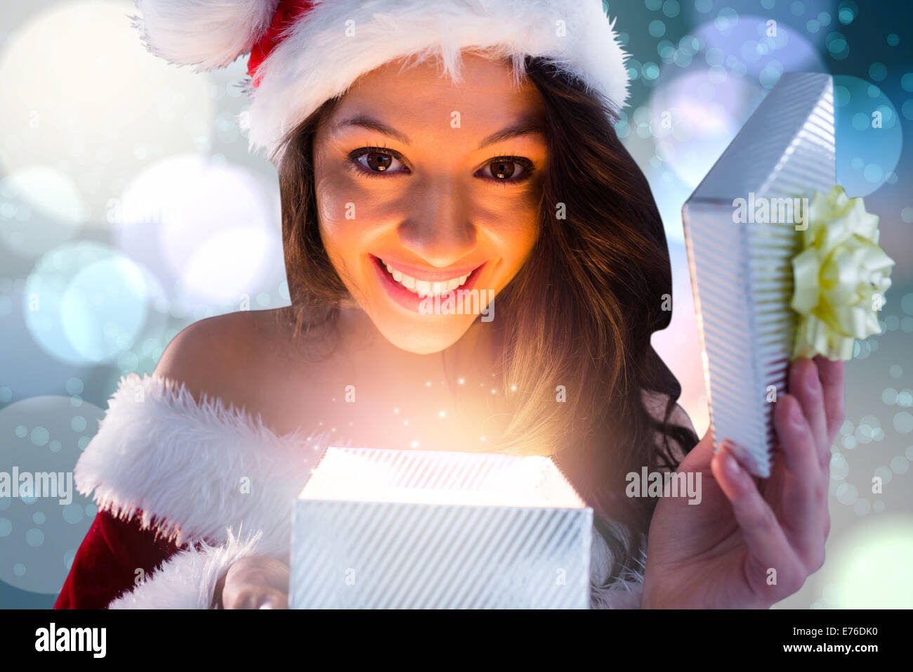 Immagine composita della santa sexy ragazza regalo di apertura Foto Stock