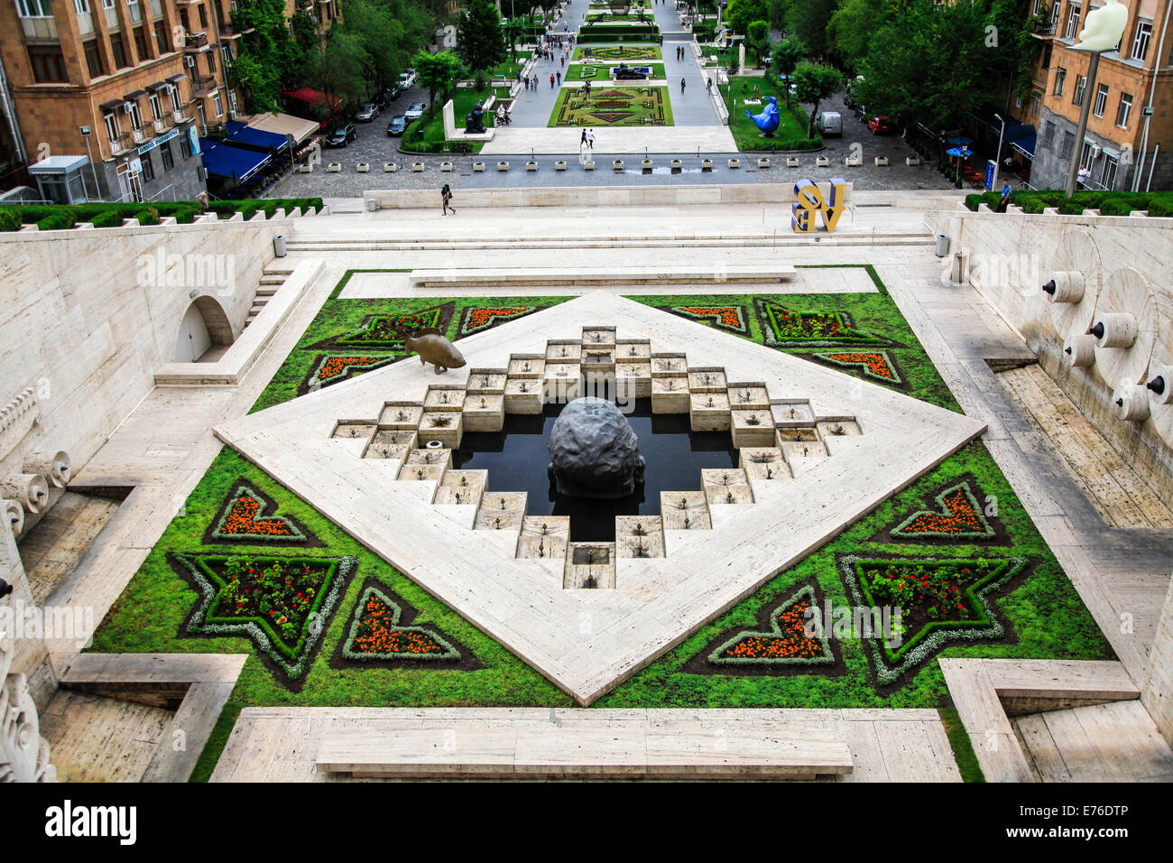 Armenia, Yerevan, Cafesjian Museo di arte e la cascata Foto Stock