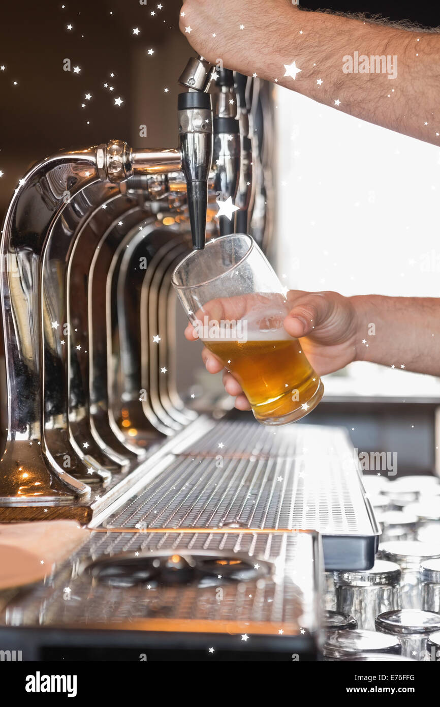 Immagine composita del barista tirando una pinta di birra Foto Stock