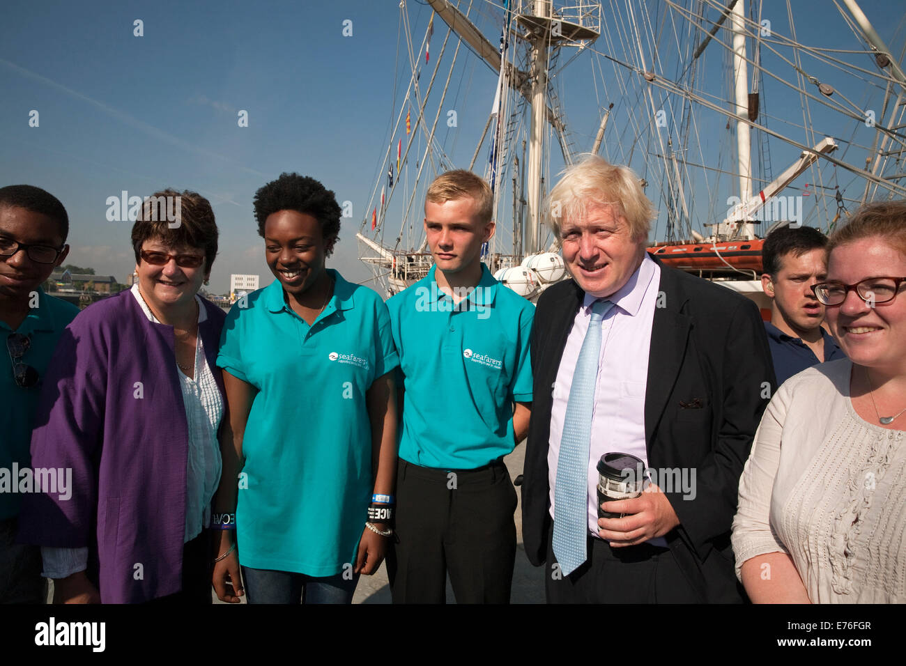 Il sindaco Boris Johnson pone lungo con equipaggio partecipanti da Greenwich durante la sua visita a TS tenace. Foto Stock