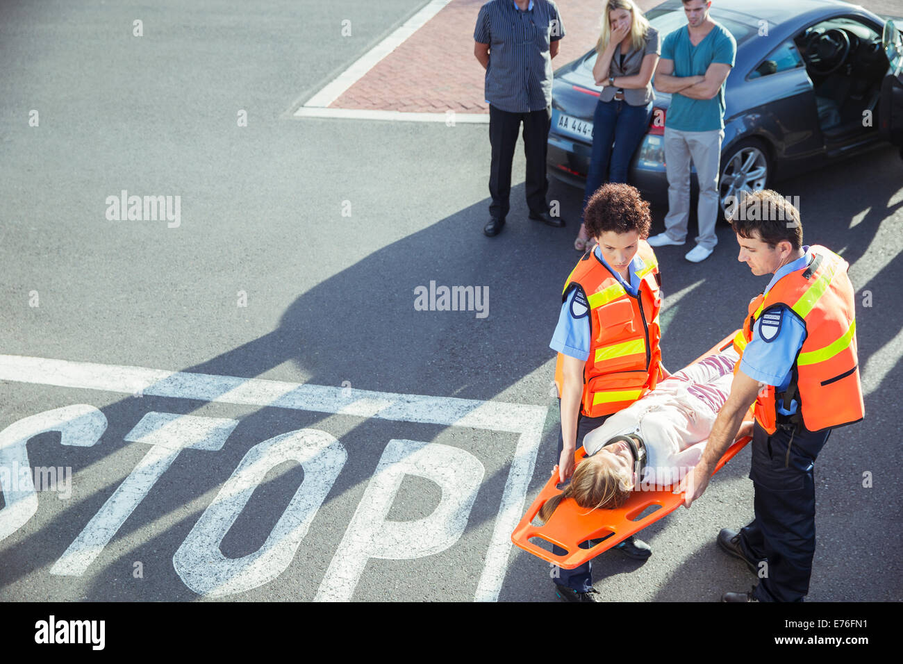 I paramedici che trasportano il paziente sulla barella Foto Stock