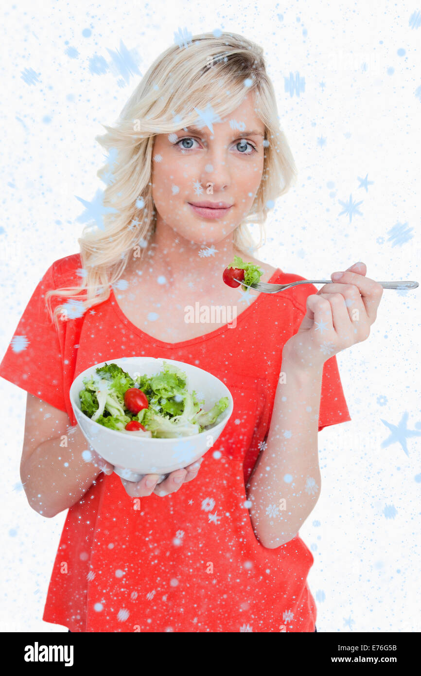 Immagine composita della giovane donna bionda di mangiare un insalata di verdure Foto Stock