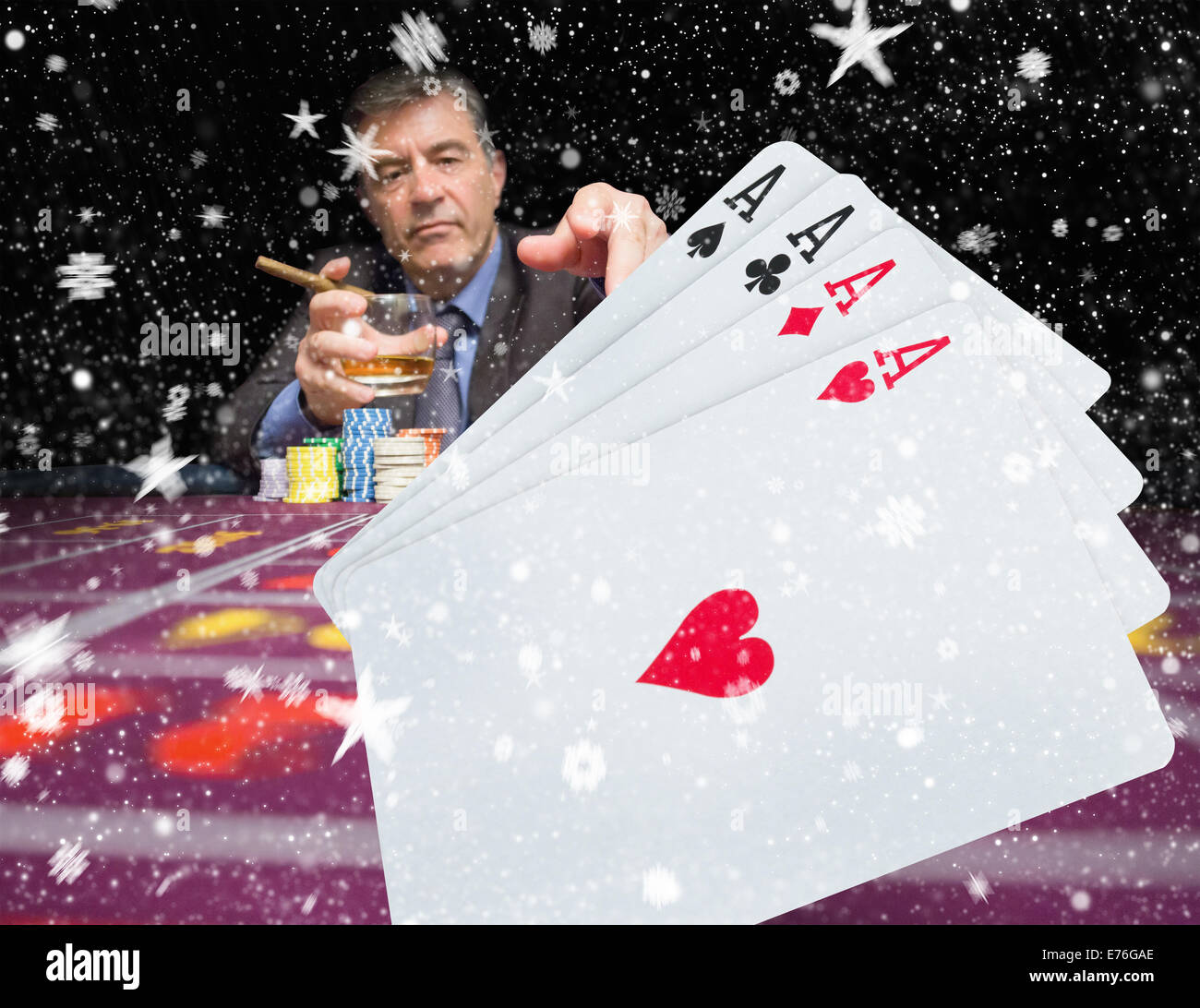 Immagine composita del giocatore tenendo il whiskey al tavolo del poker con digital mano di carte in primo piano Foto Stock