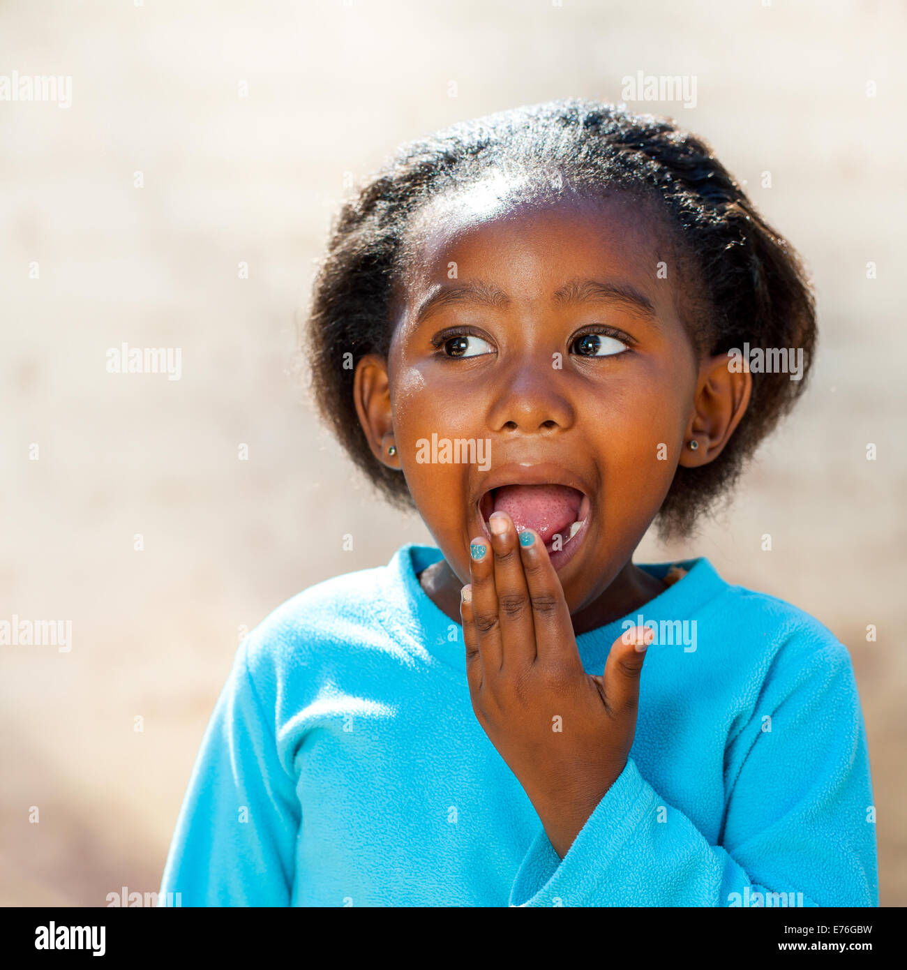 Close up ritratto di poco ragazza africana con sorpresa di fronte l'espressione. Foto Stock