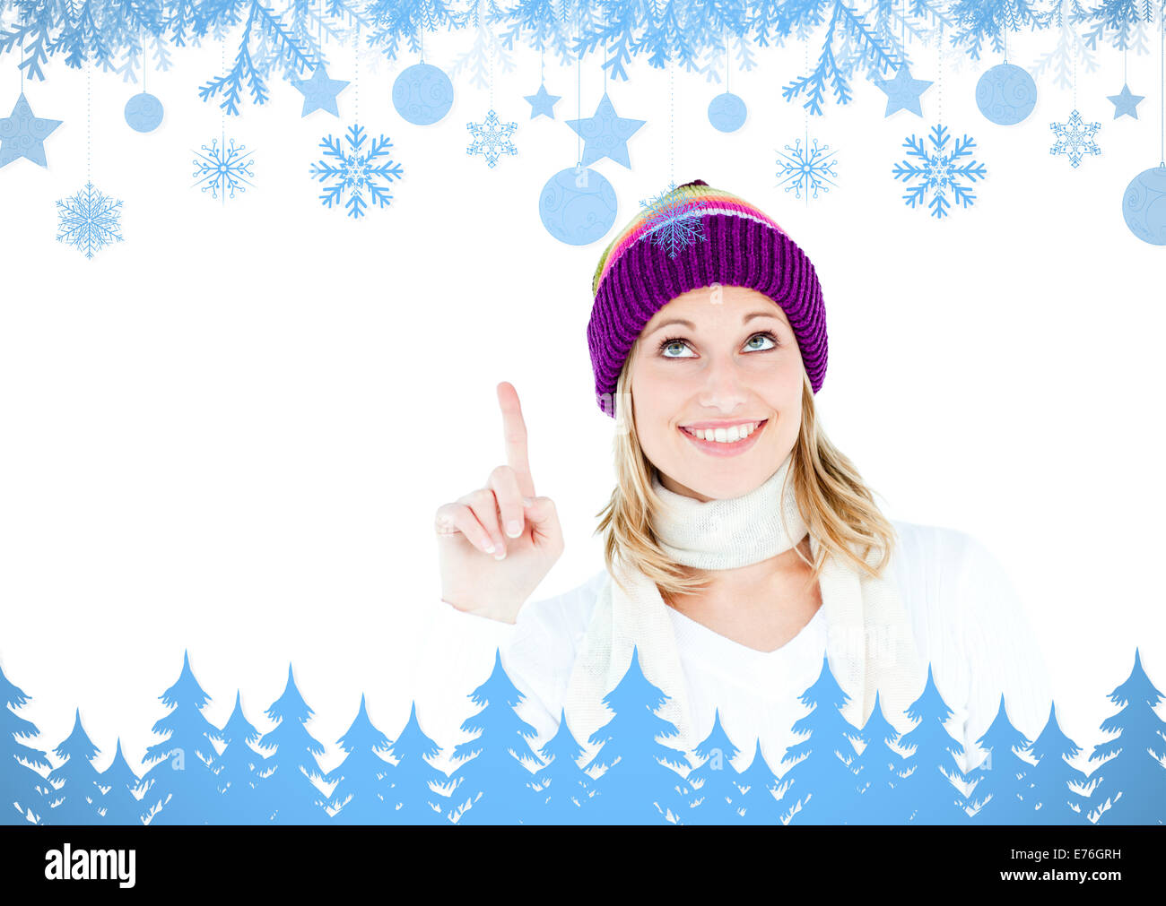 Immagine composita della giovane donna che indossa un cappello colorato rivolto verso l'alto con le sue dita Foto Stock