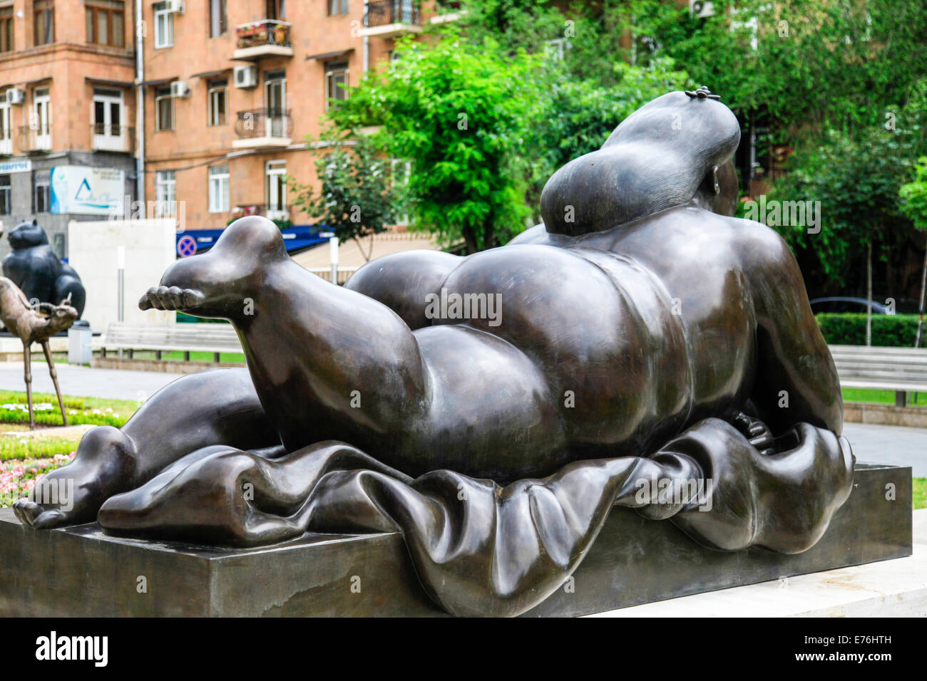 Armenia, Yerevan, Cafesjian Museo di arte e la cascata. Donna di fumare una sigaretta da Fernando Botero Foto Stock