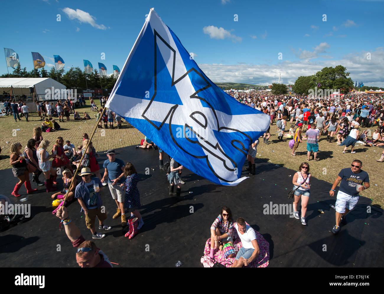 I frequentatori del festival hold up flag Sì a T nel Parco festival a sostegno dell indipendenza scozzese. Foto Stock