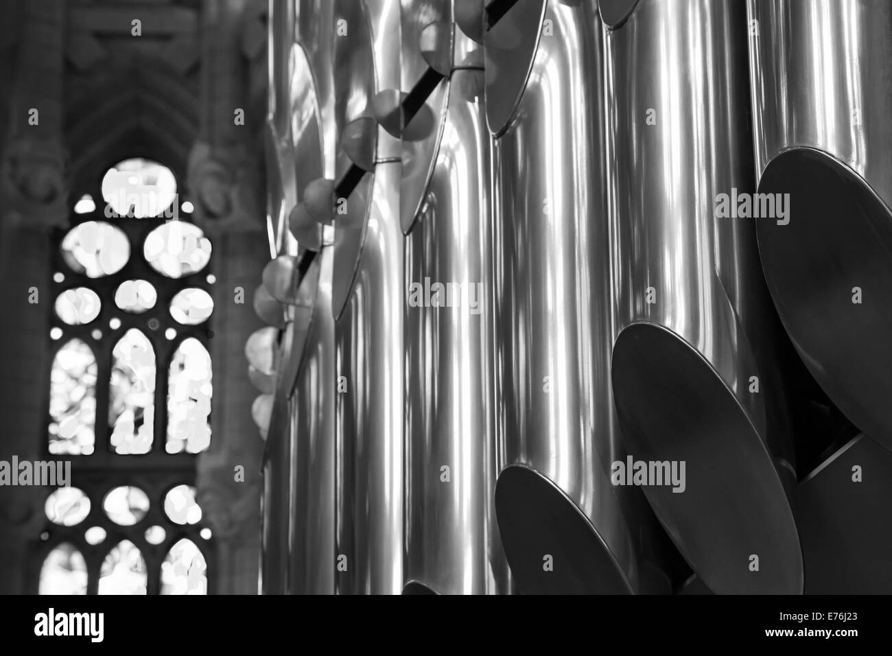 Closeup foto in bianco e nero di organo nella chiesa cattolica Foto Stock