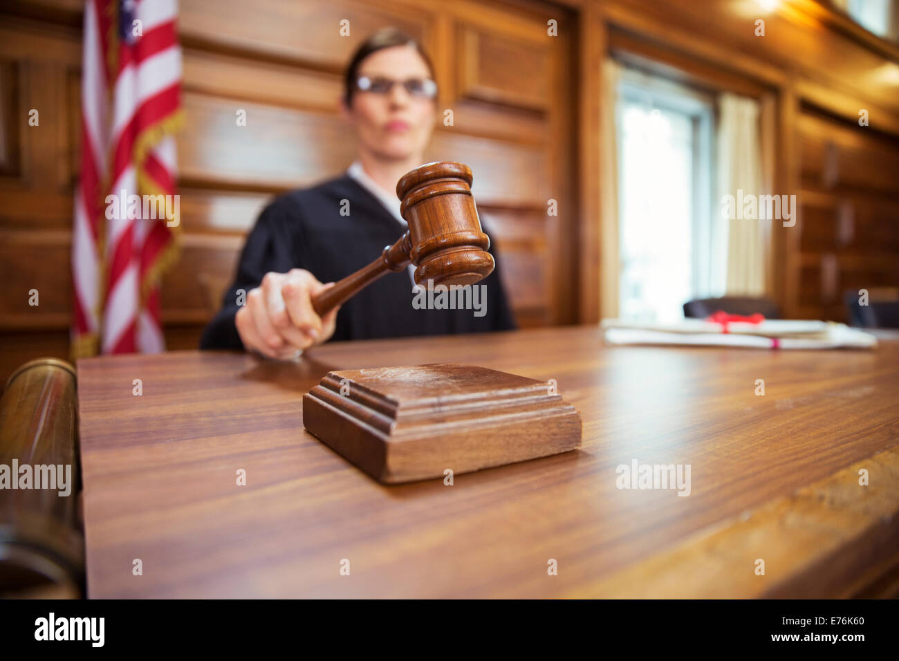 Giudice sbattevano martello in tribunale Foto Stock
