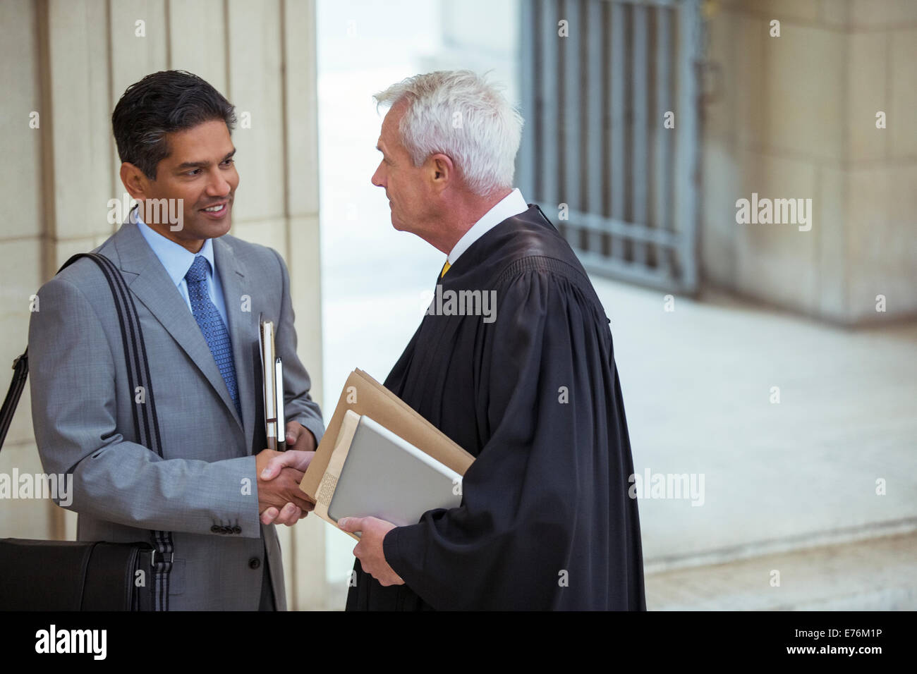 Giudice e avvocato parlando in tribunale Foto Stock