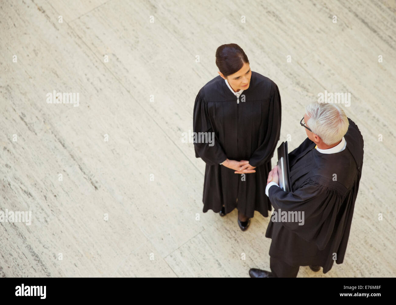 I giudici parlando in tribunale Foto Stock