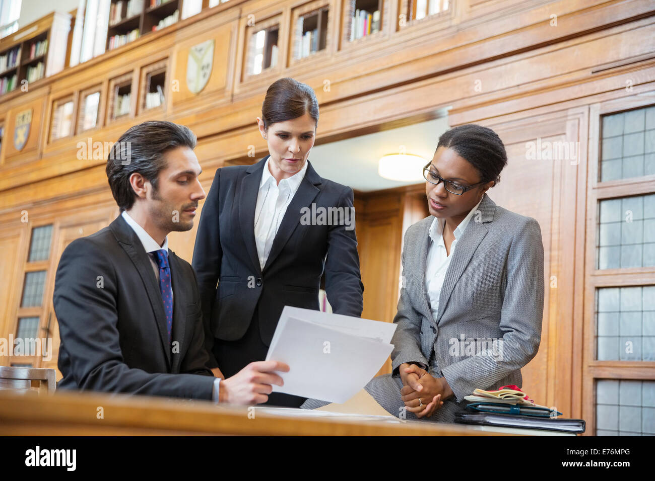 Gli avvocati di esaminare i documenti in tribunale Foto Stock