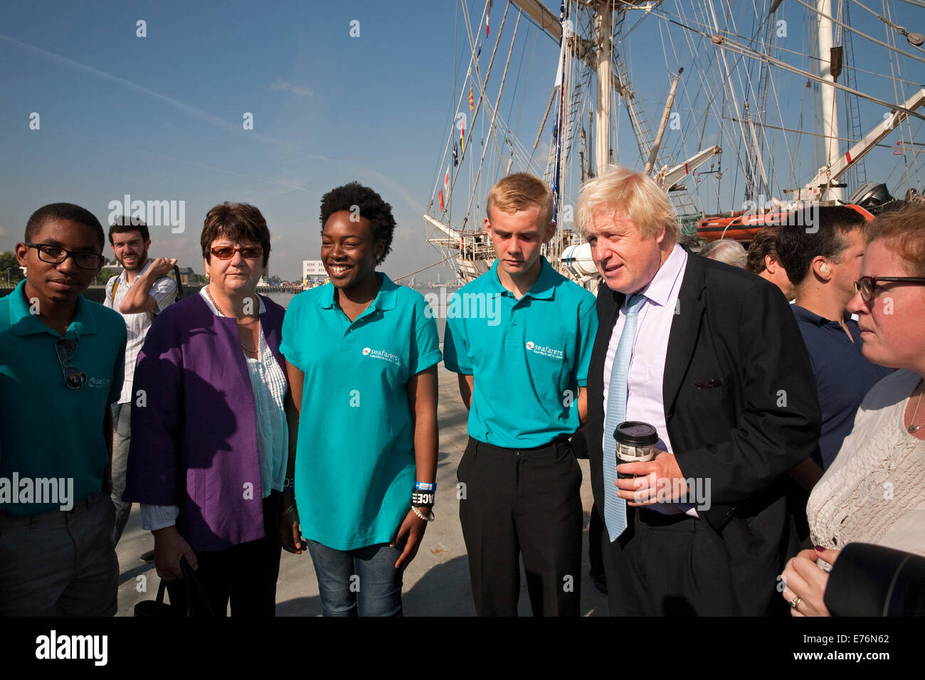 Il sindaco Boris Johnson pone lungo con equipaggio partecipanti da Greenwich durante la sua visita a TS tenace. Foto Stock
