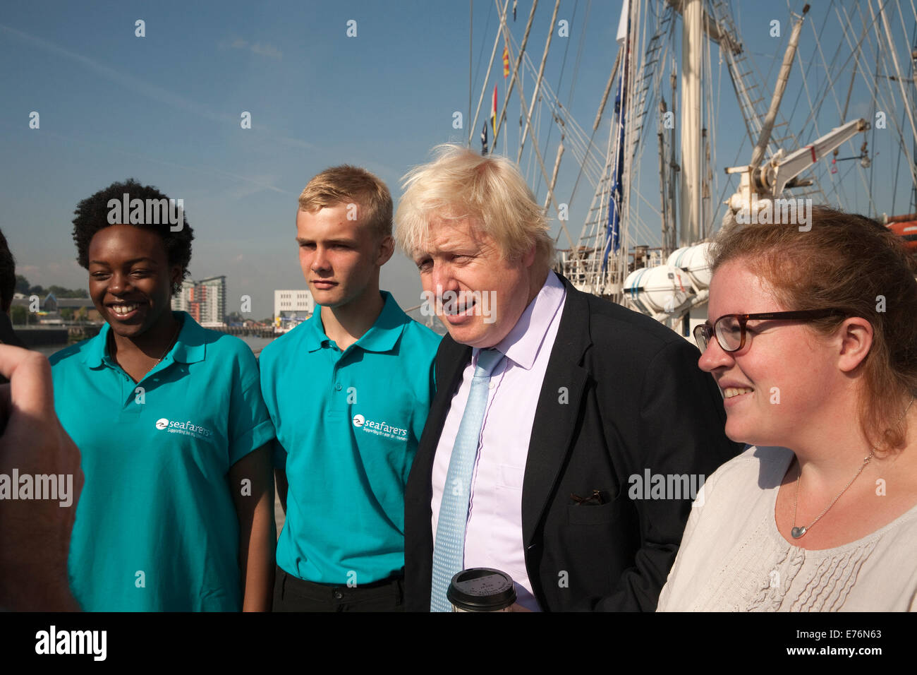 Ember, 2014. Il sindaco Boris Johnson pone lungo con equipaggio partecipanti da Greenwich durante la sua visita a TS tenace. Foto Stock