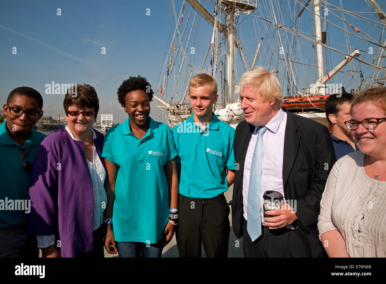 Il sindaco Boris Johnson pone lungo con equipaggio partecipanti da Greenwich durante la sua visita a TS tenace. Foto Stock