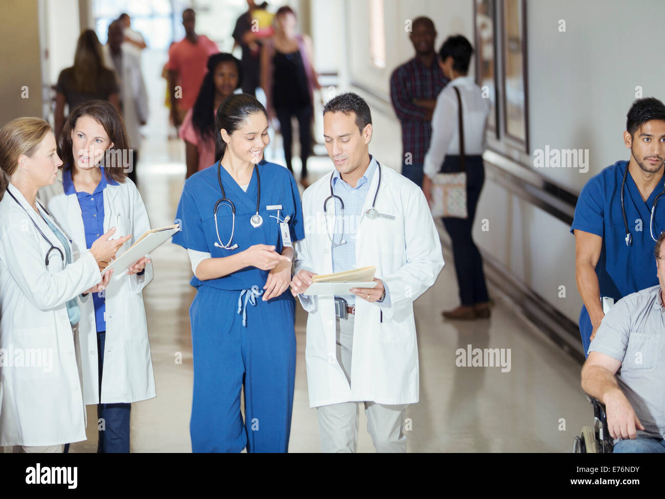 Medico e infermiere lettura grafico medico in ospedale in corridoio Foto Stock