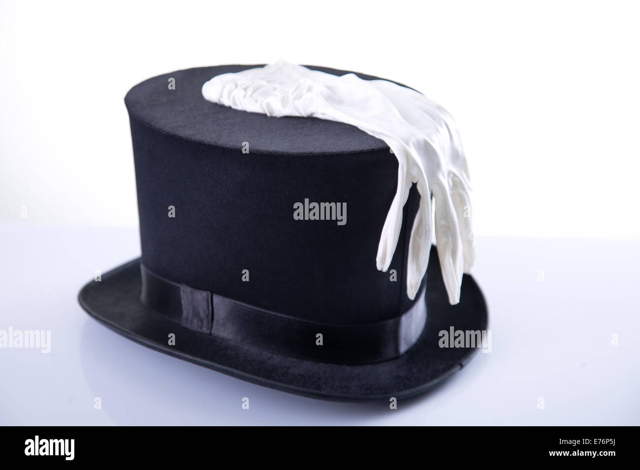 Procedura guidata di nero top hat con il guanto bianco, studio shot su sfondo bianco con la riflessione Foto Stock