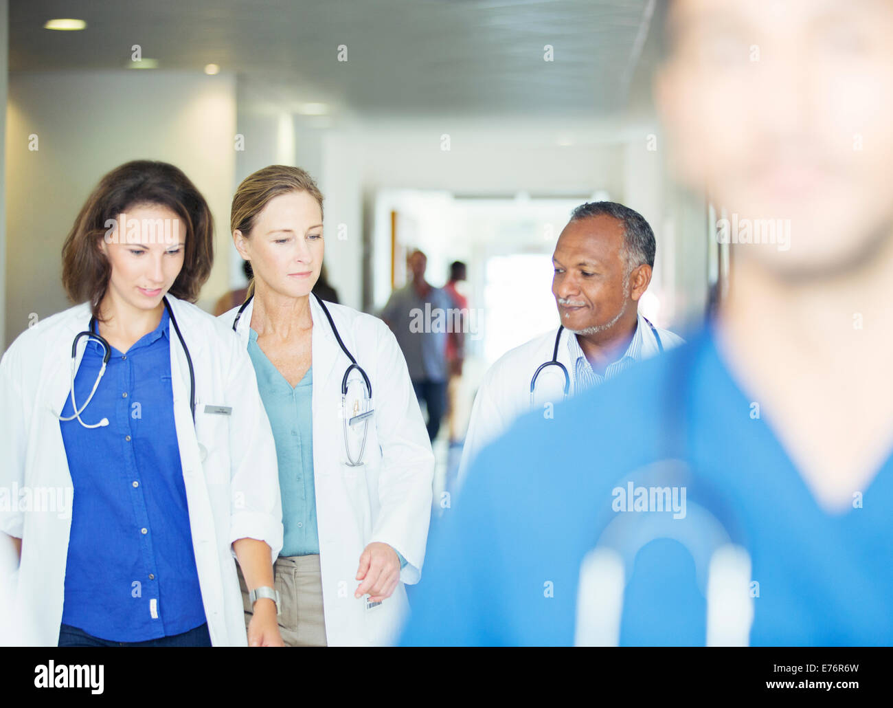 I medici a piedi in ospedale in corridoio Foto Stock