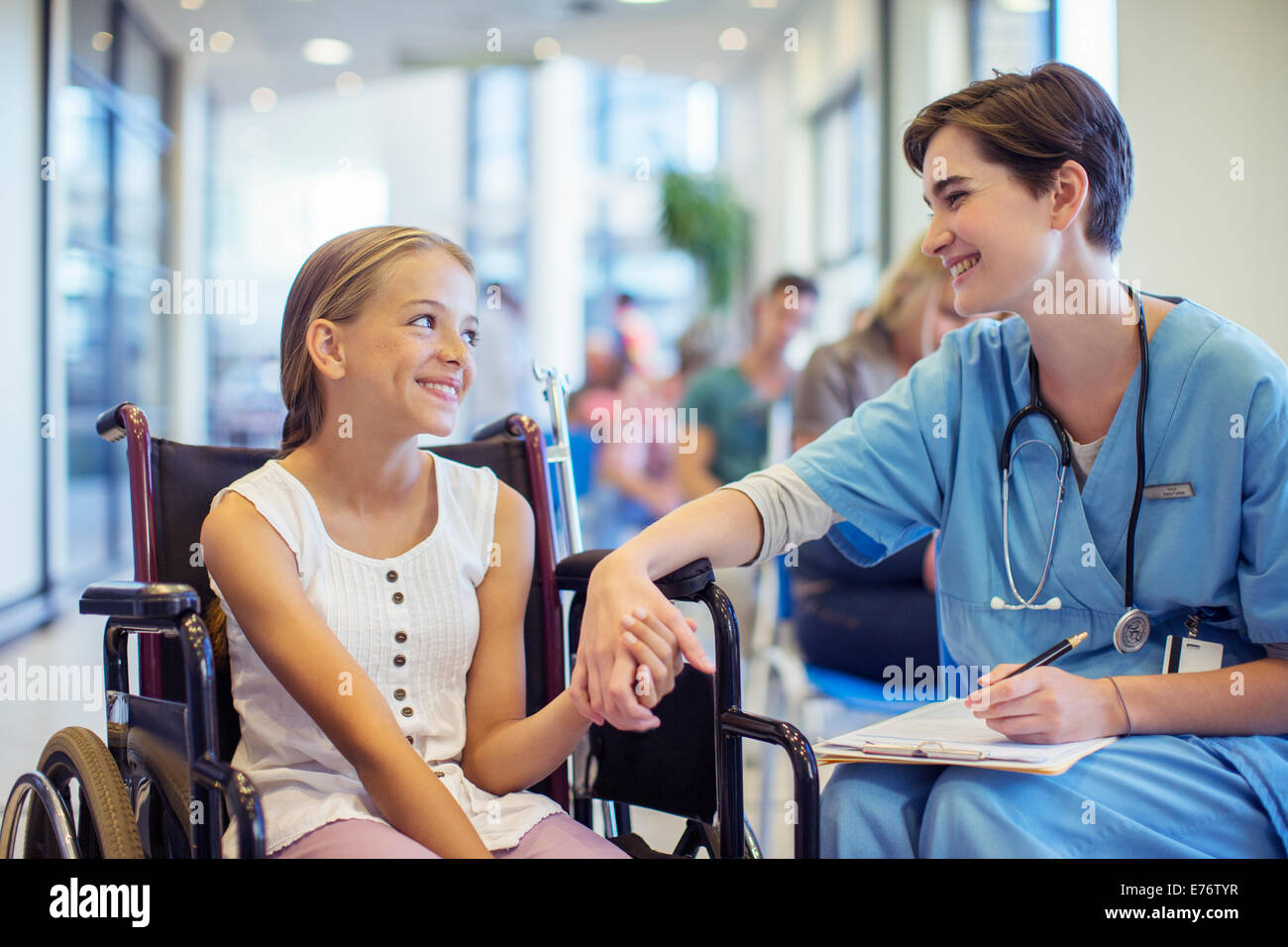 Nurse holding mani del paziente in ospedale Foto Stock