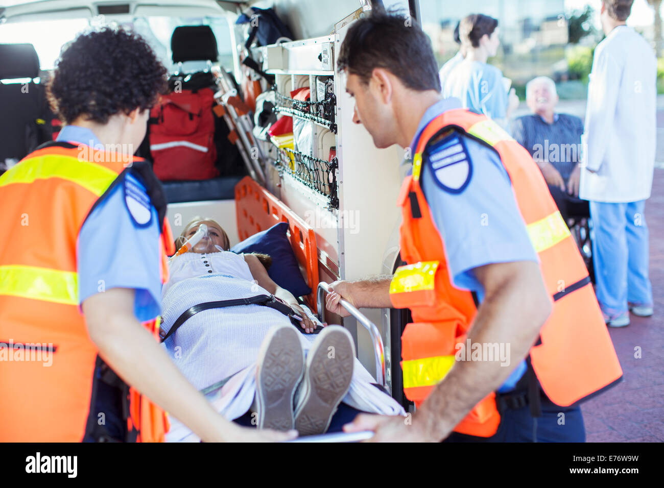I paramedici esame paziente in ambulanza Foto Stock
