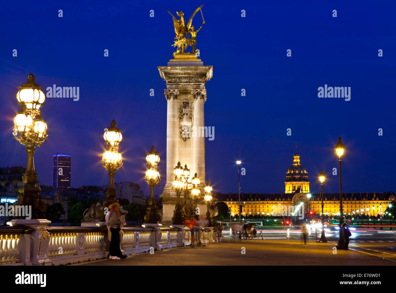 Parigi, Francia - 6 AGOSTO 2014: la vista sul Pont Alexandre III guardando verso Les Invalides a Parigi il 6 agosto 2014. Foto Stock