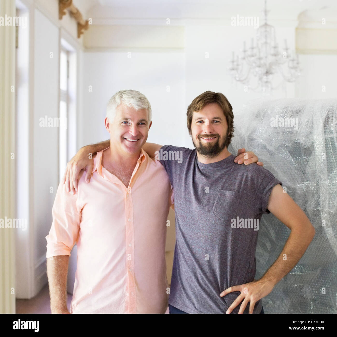 Padre e figlio abbracciando in ambienti interni Foto Stock
