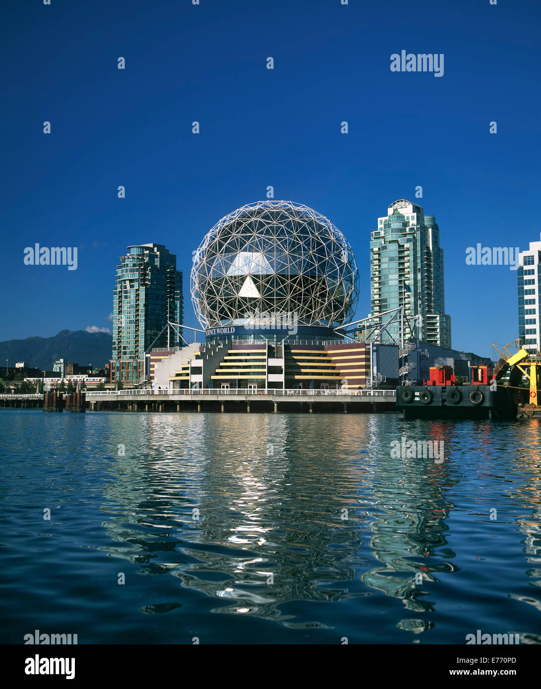 L'ex-Expo 86 a forma di cupola geodetica di alloggiamento del mondo della scienza al centro esposizioni, Vancouver, British Columbia, Canada. Foto Stock