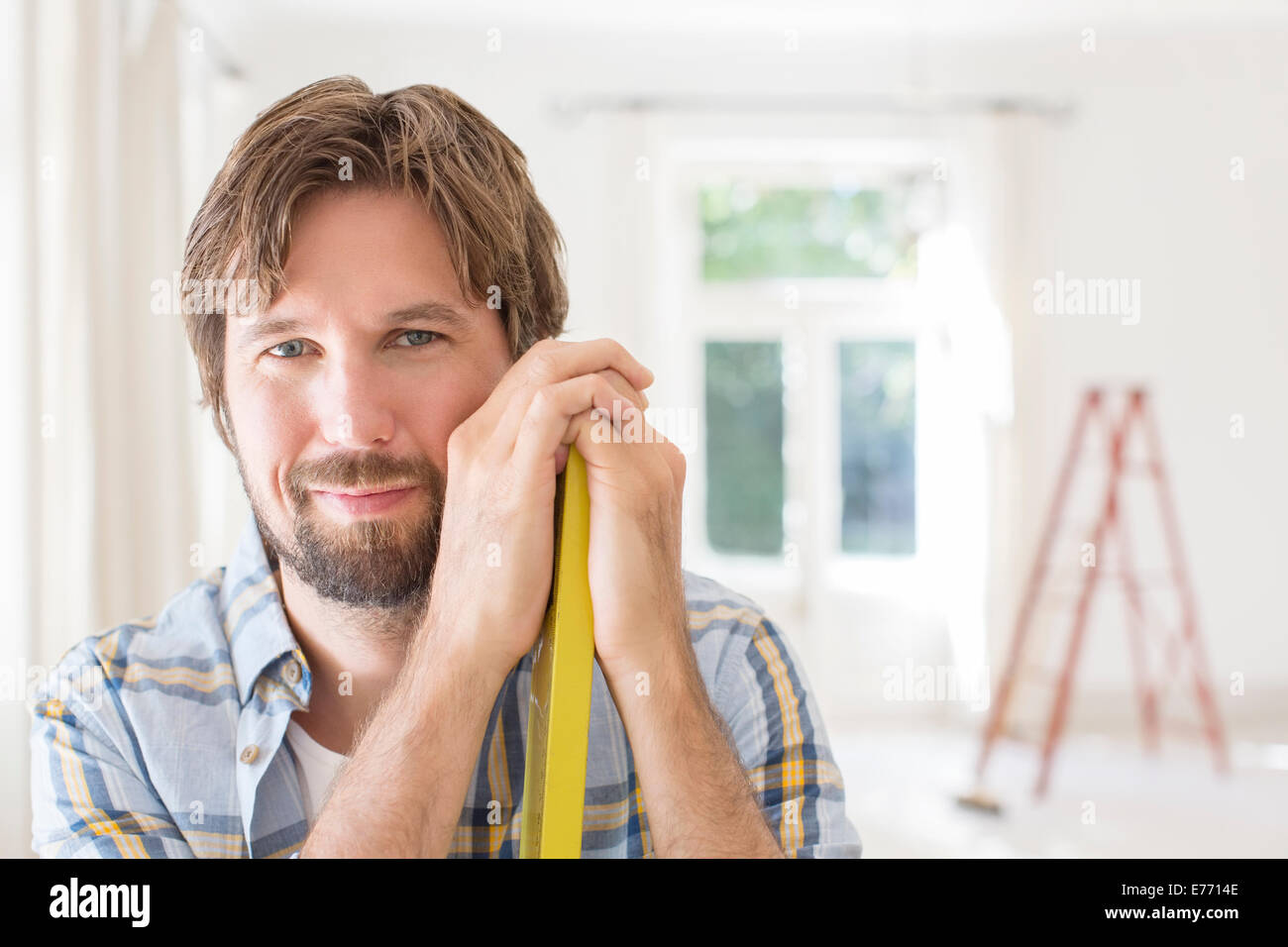 Uomo sorridente in spazio abitativo Foto Stock