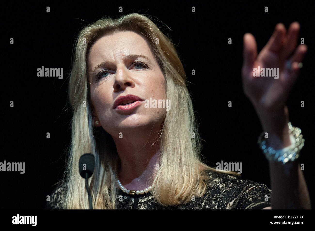 "Una educazione alle arti liberali è un devastatore del tempo e denaro" - spettatore dibattito tenutosi presso lo Shaw Theatre. Dotato di: Katie Hopkins dove: Londra, Regno Unito quando: 04 Mar 2014 Foto Stock