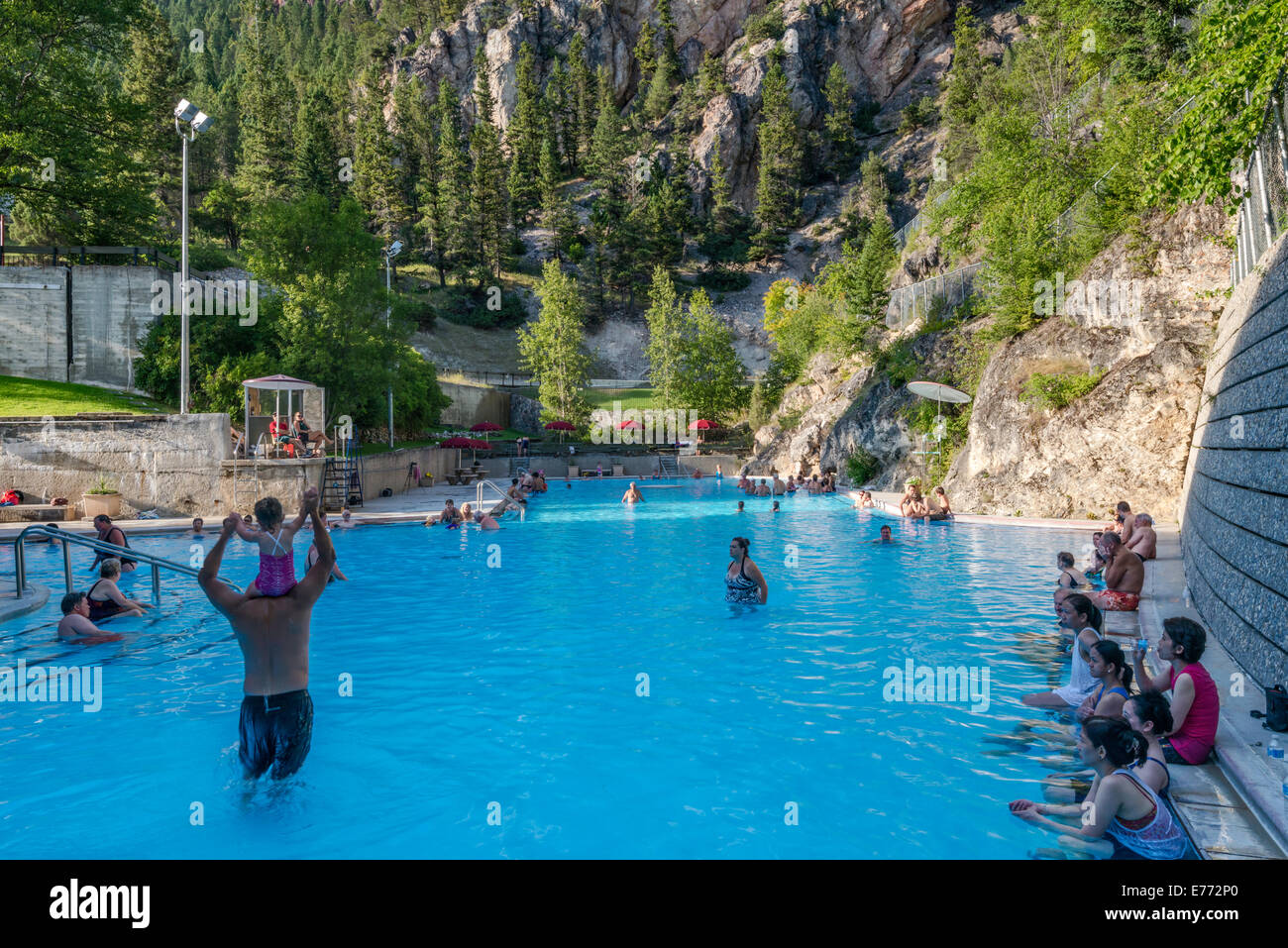 Acqua calda piscina per immersione in esterni al Radium Hot Springs, resort a Kootenay National Park, Canadian Rockies, British Columbia Foto Stock