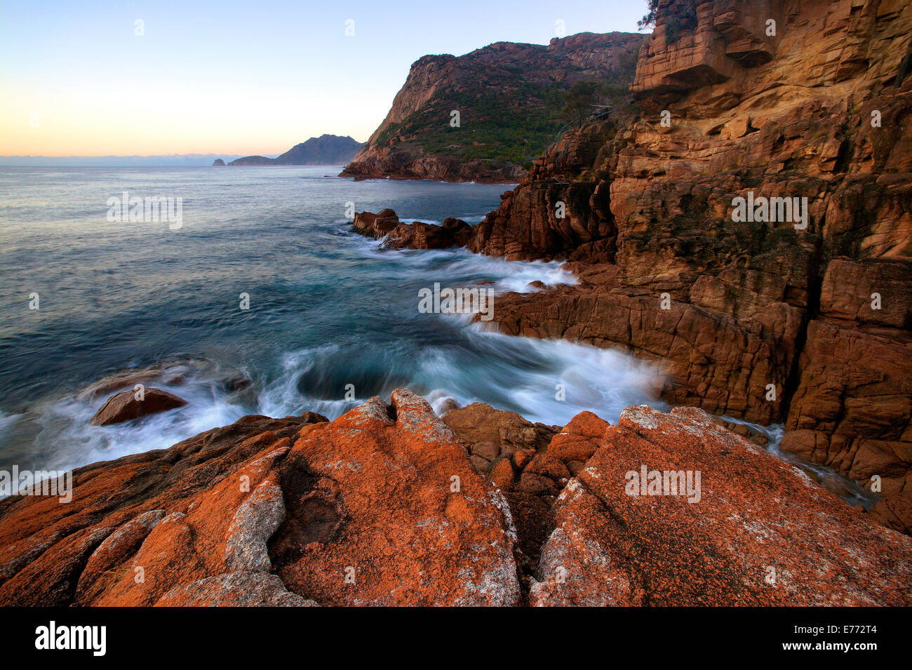 Costa rocciosa, Penisola di Freycinet TAS Australia Foto Stock