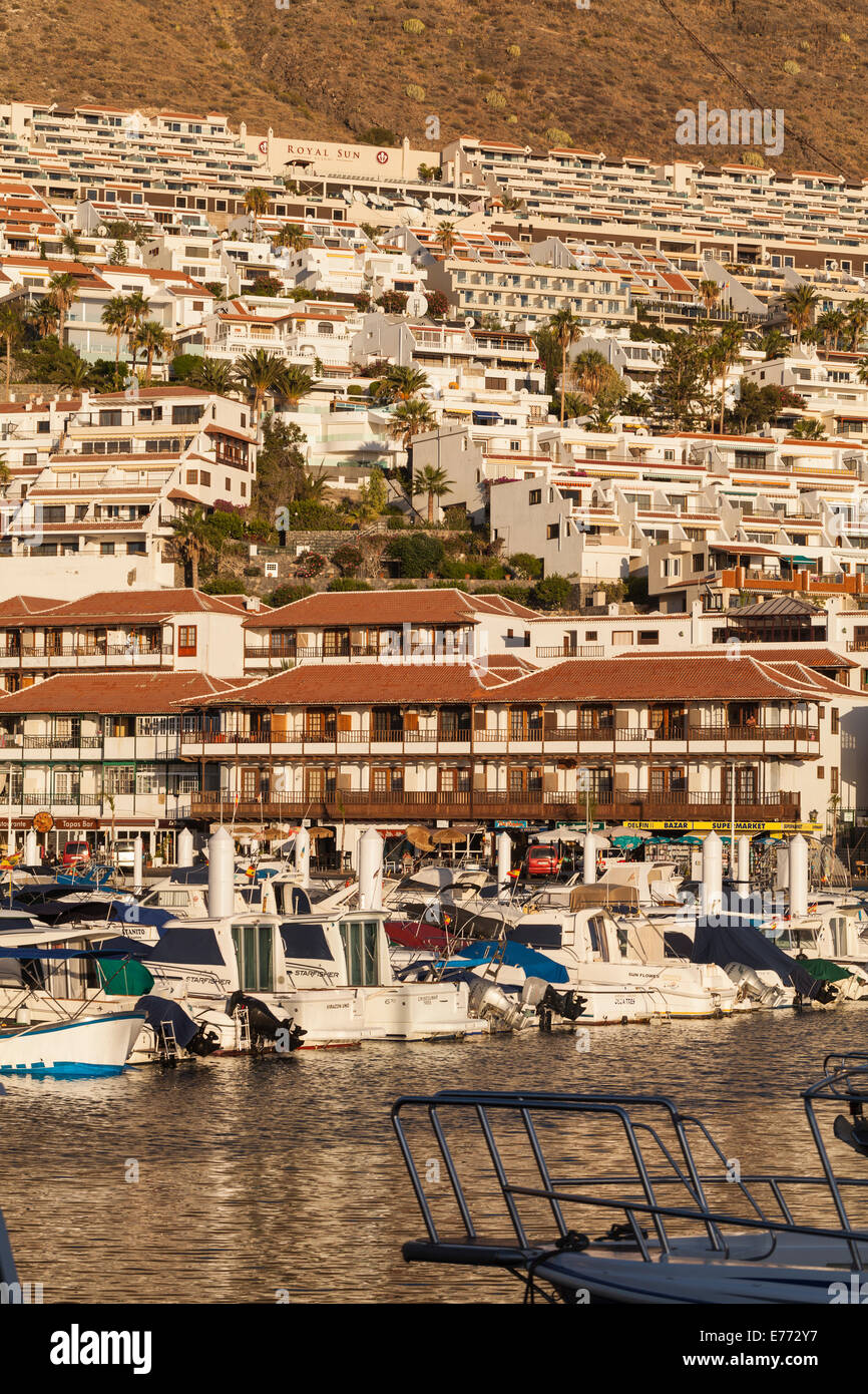 Los Gigantes appartamenti in villaggio costruito sul lato della scogliera, Tenerife, Isole Canarie, Spagna. Foto Stock