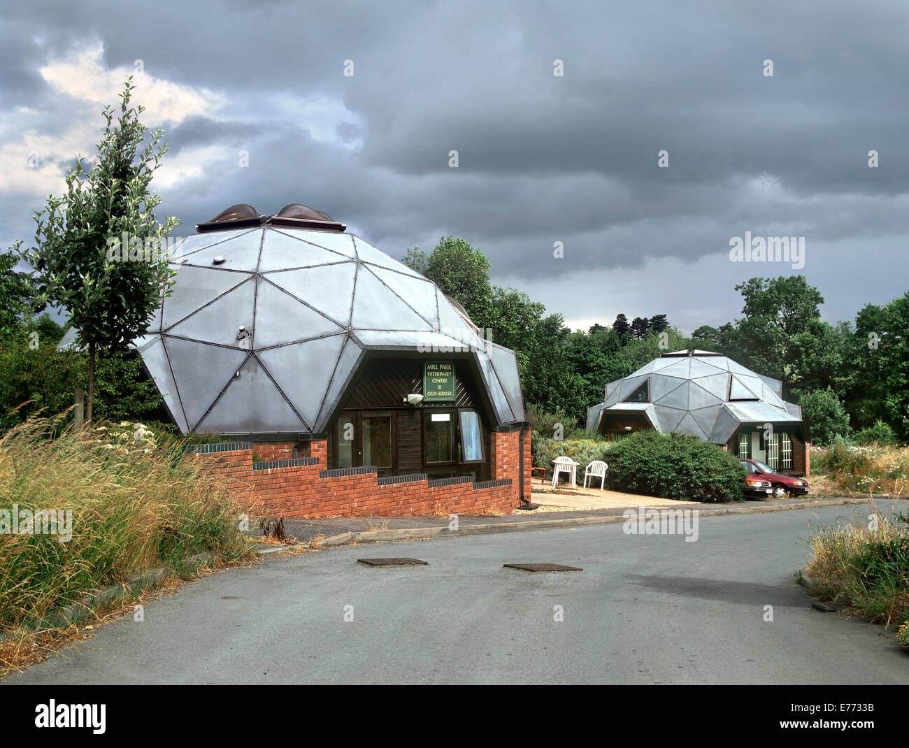Le cupole geodetiche di alloggiamento del Mill Park centro veterinario, Newent, Gloucestershire Foto Stock