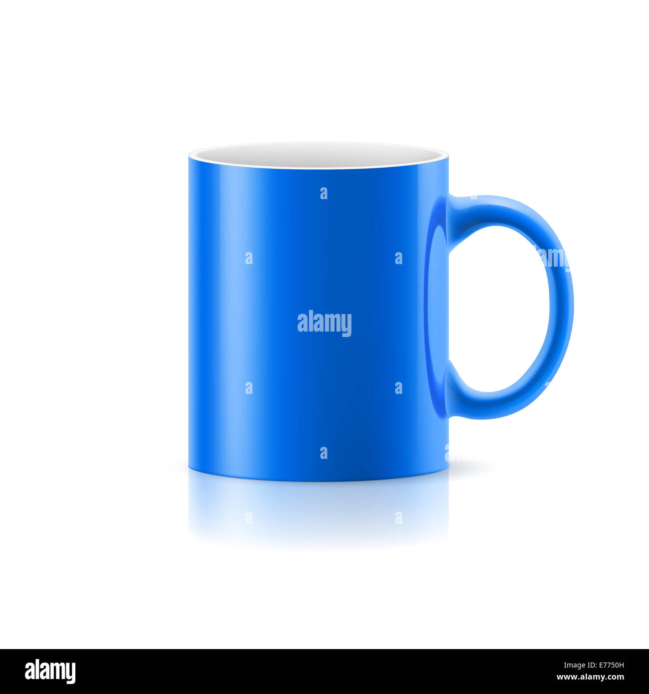 Blue mug in ceramica su sfondo bianco. Foto Stock