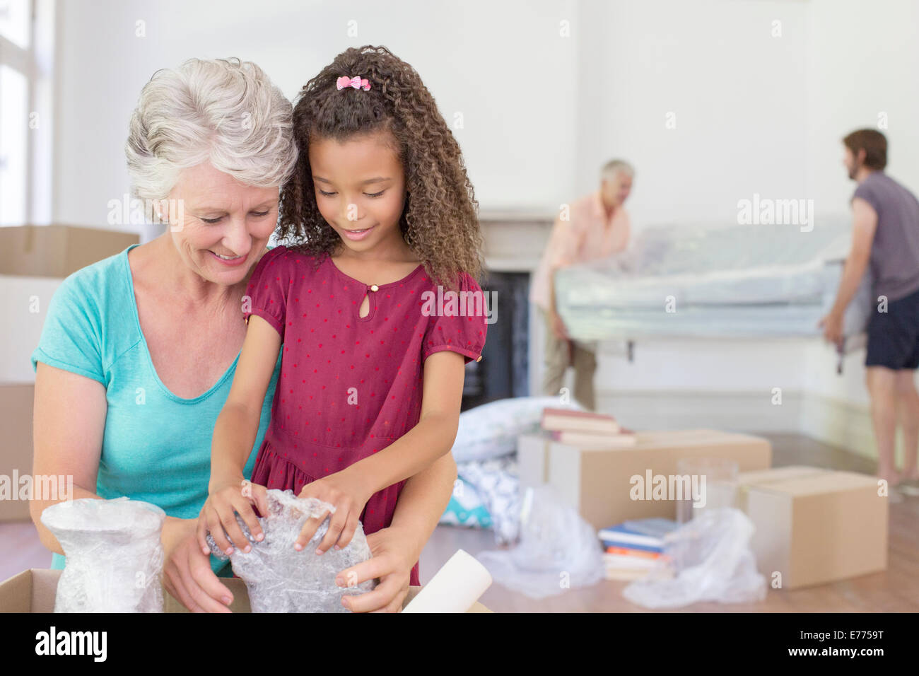 Nonna e nipote passando attraverso la scatola di movimentazione Foto Stock