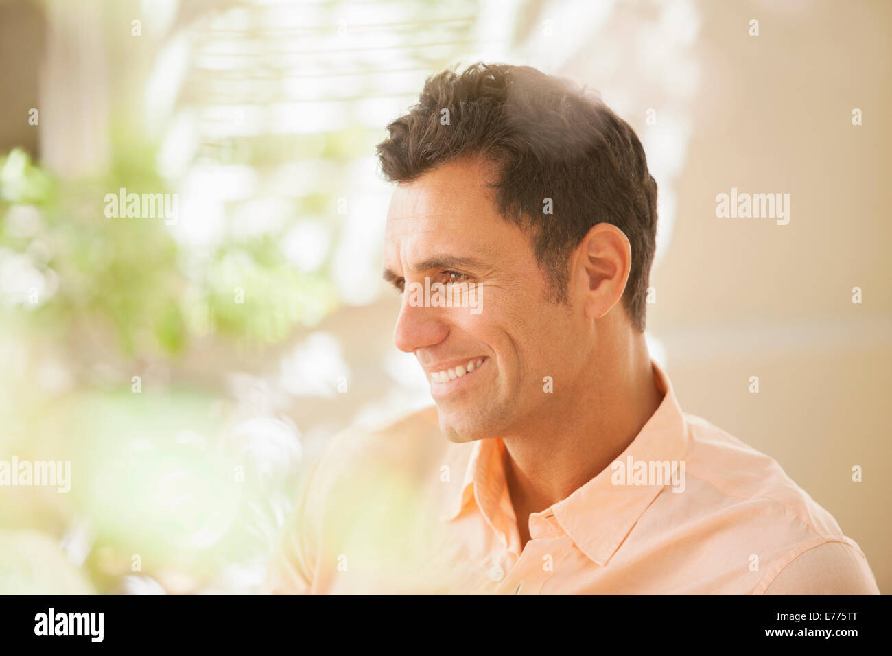 Uomo sorridente in ambienti interni Foto Stock