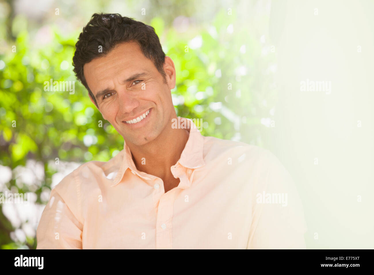 Uomo sorridente in esterno Foto Stock