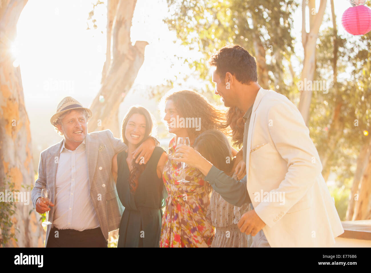 Famiglia celebrando con bevande Foto Stock