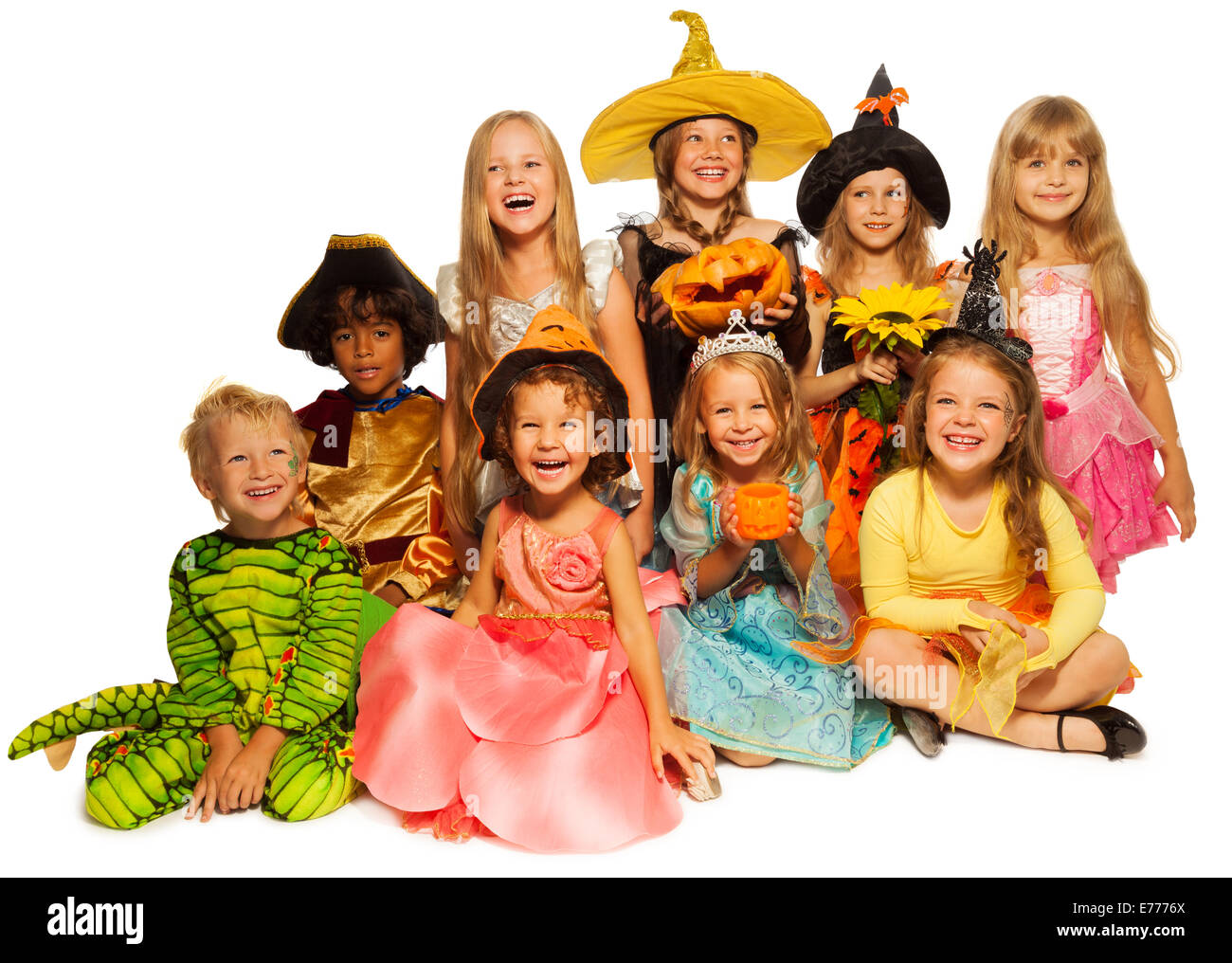 Un folto gruppo di bambini in costume isolato su bianco Foto Stock