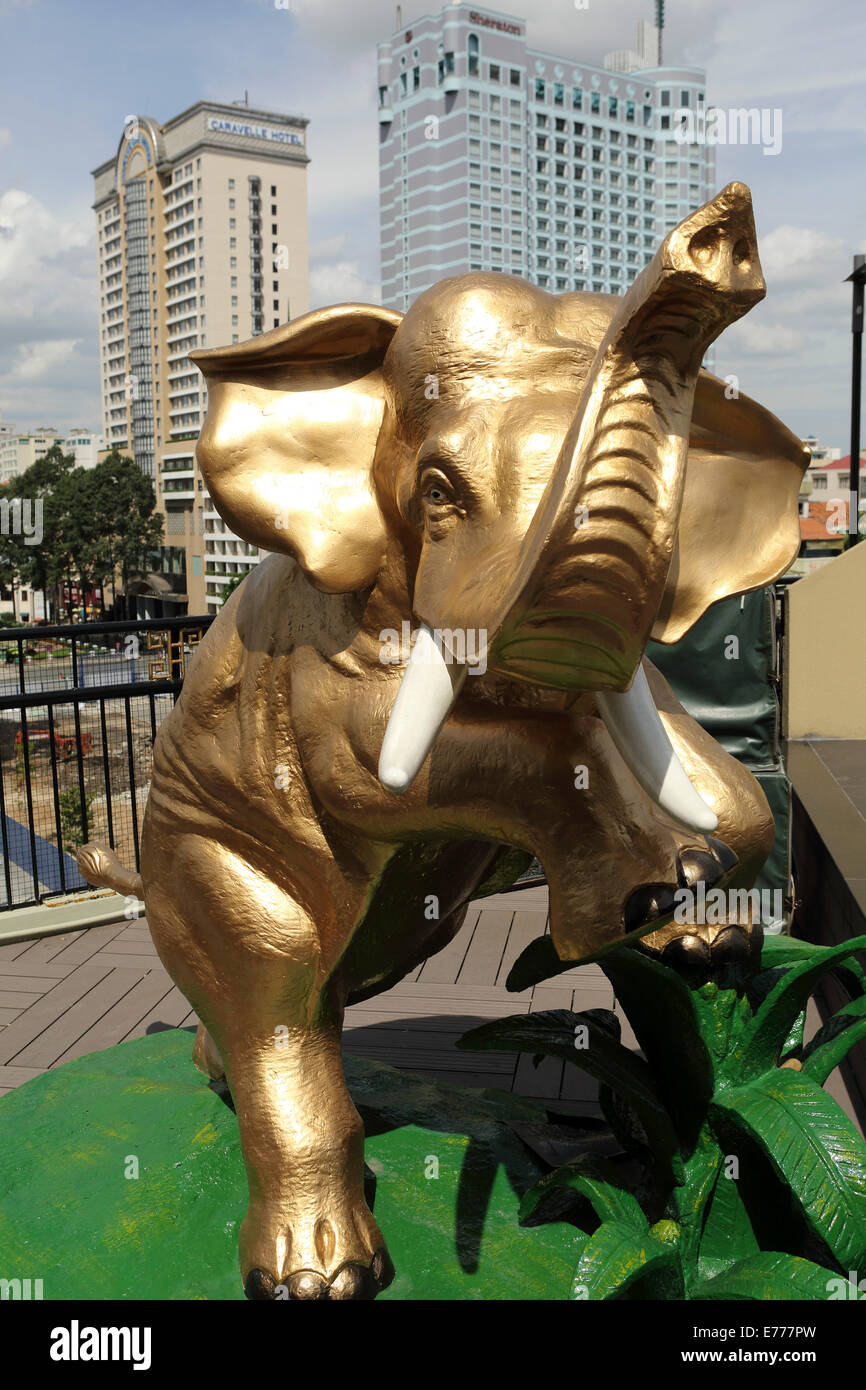 Golden Elephant statua dallo stadio del roof garden bar al Rex Hotel nella città di Ho Chi Minh, Vietnam. Foto Stock