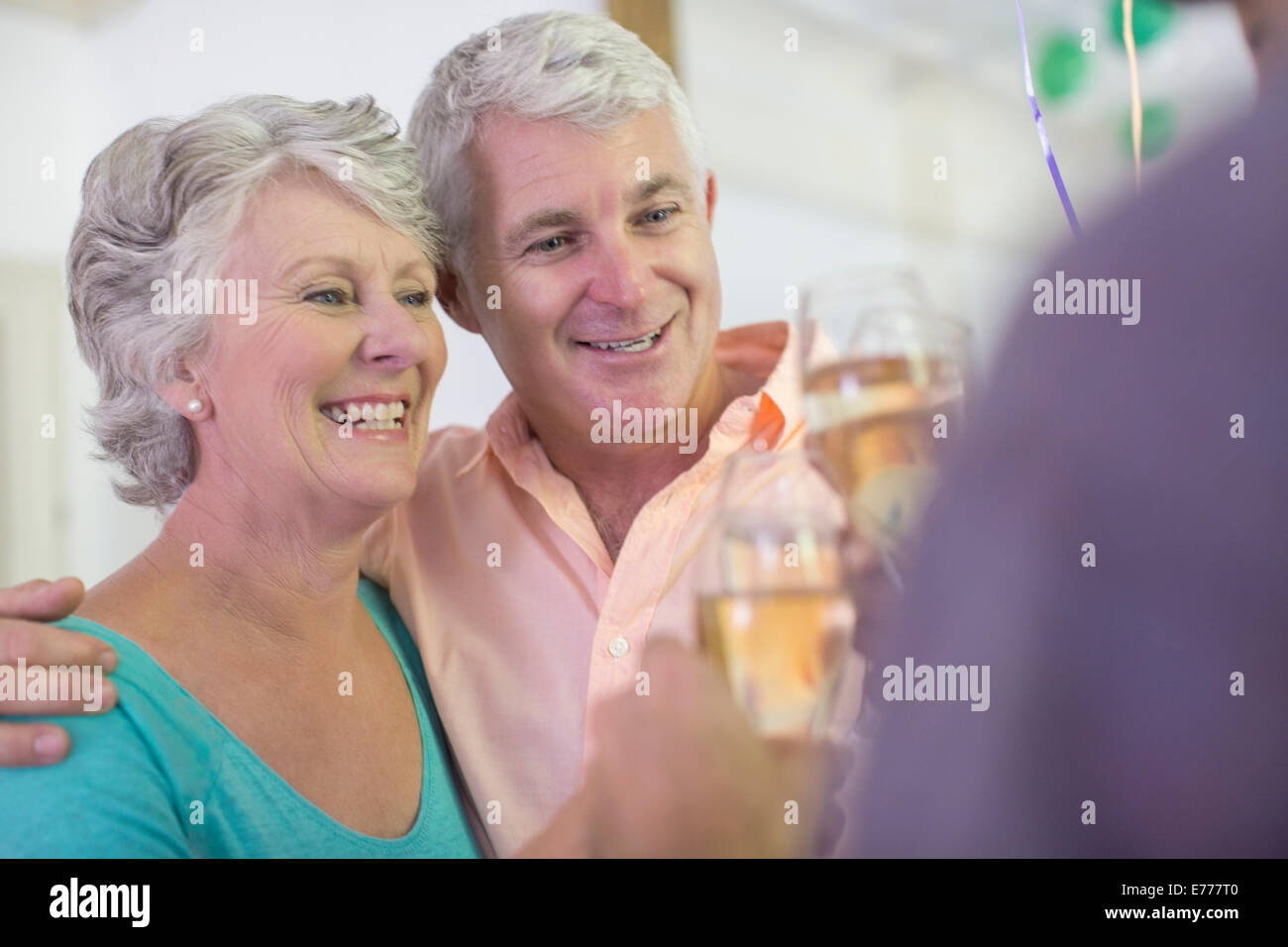 Coppia di anziani celebrando con bevande Foto Stock