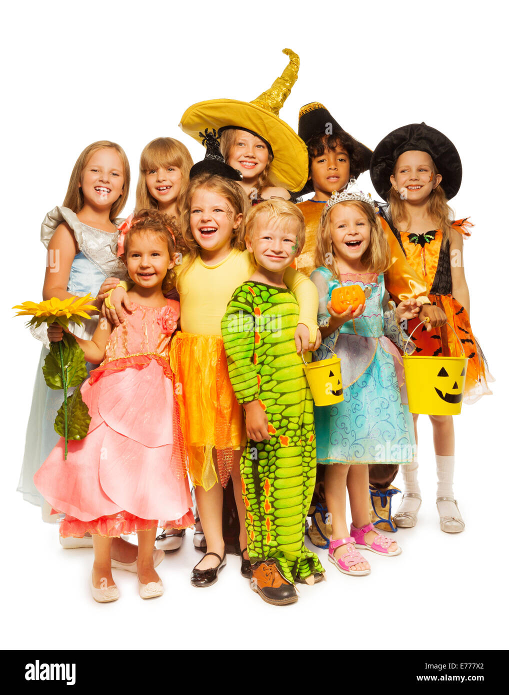 Molti ragazzi stand in costumi di Halloween insieme Foto Stock