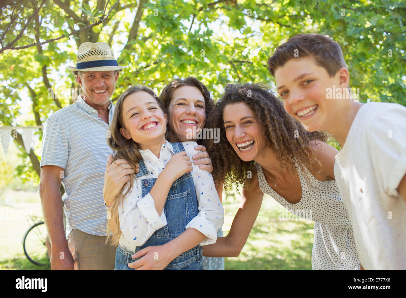 Famiglia sorridente INSIEME GIOCANDO Foto Stock