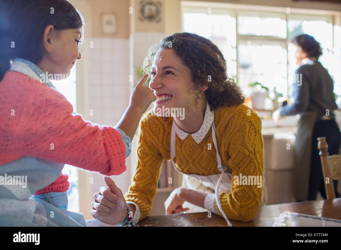 Madre e figlia giocando in cucina Foto Stock