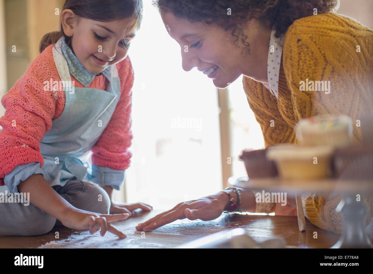 Madre e figlia giocando in farina insieme Foto Stock