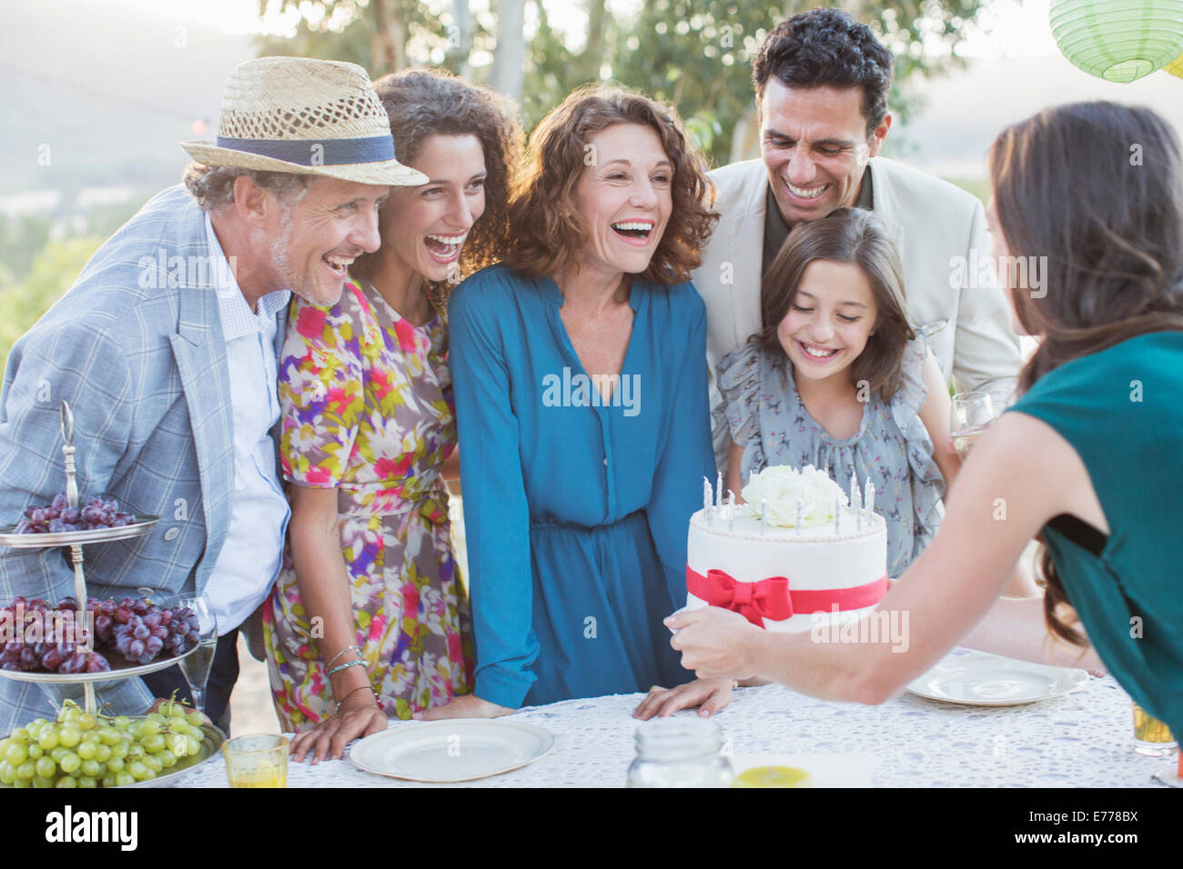 Famiglia festeggia il compleanno con torta Foto Stock