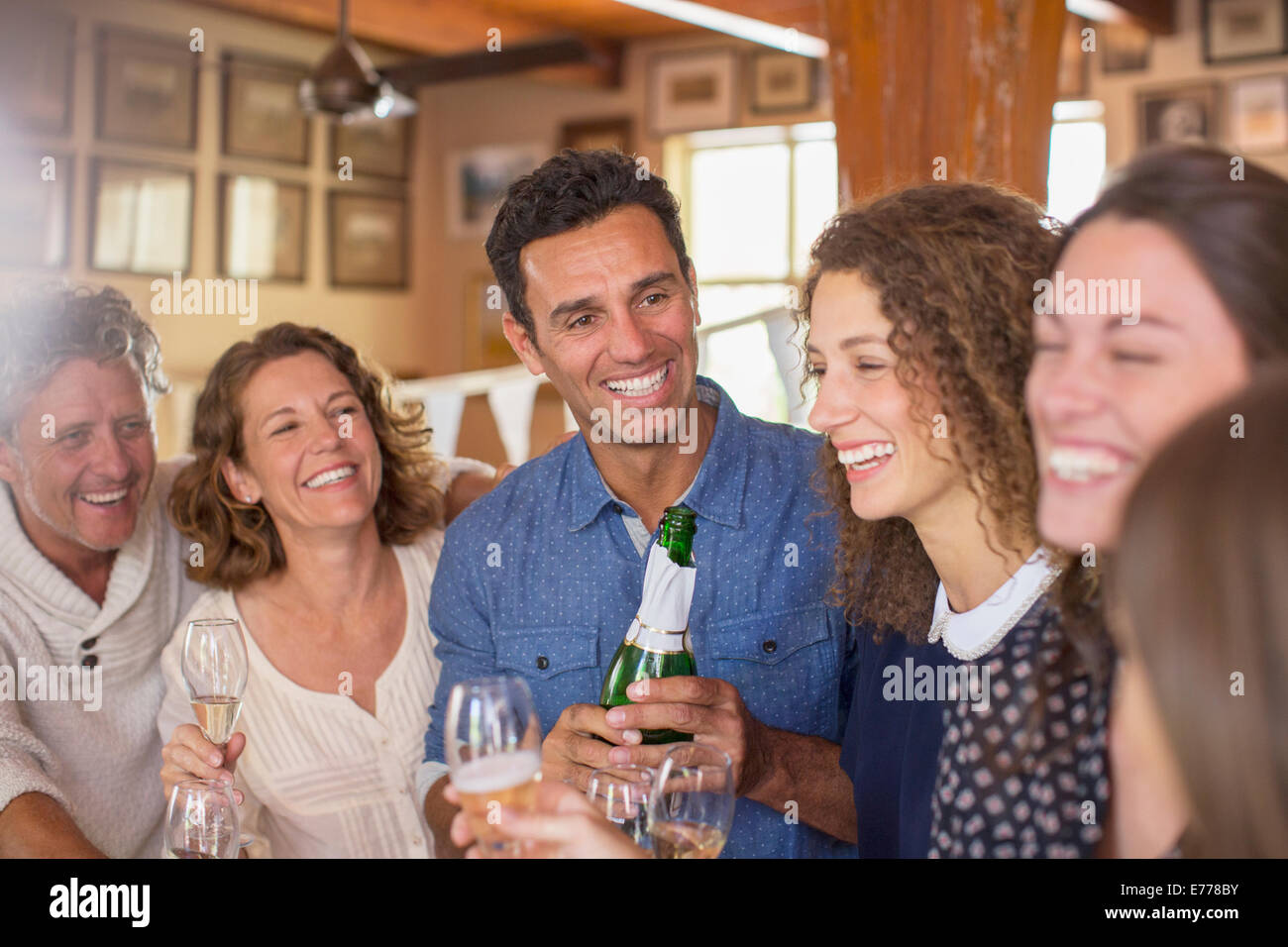 Famiglia celebrando con bevande Foto Stock