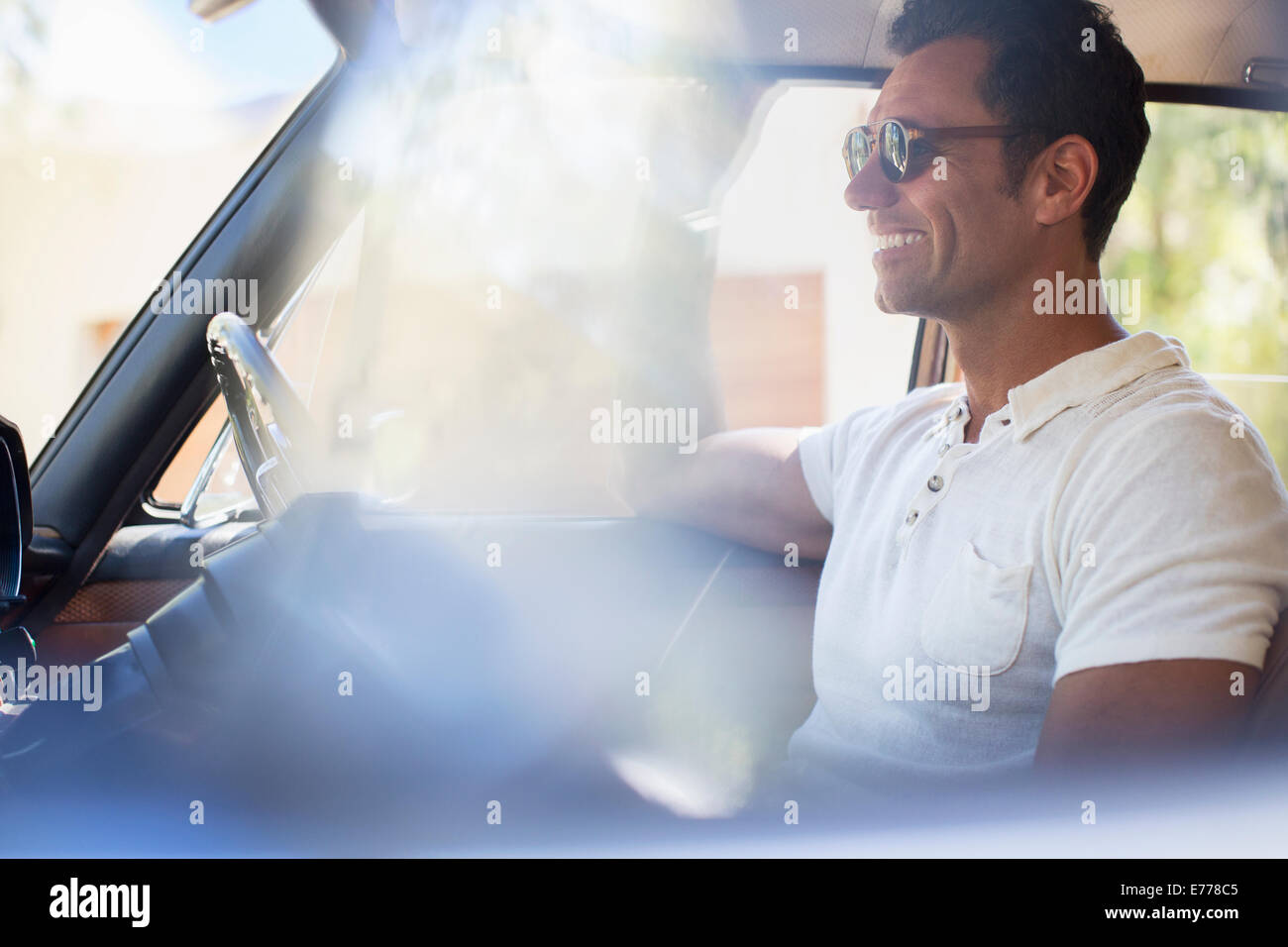 Uomo alla guida di auto sulla giornata di sole Foto Stock